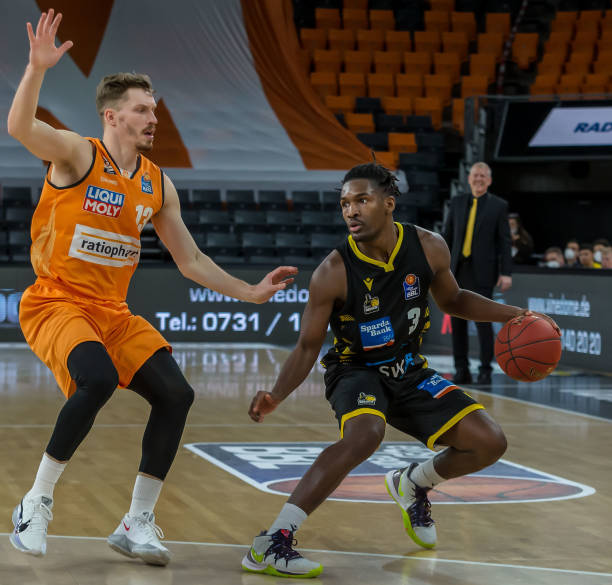 迅速将球输 迅速将球输